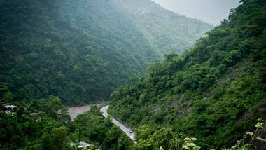 Neanderthal man offers survival courses in Alps, prepares you for climate change
