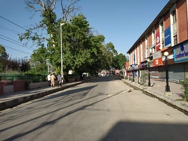 While no violence has been reported, streets in Srinagar remain barren. Firstpost/Daanish Bin Nabi