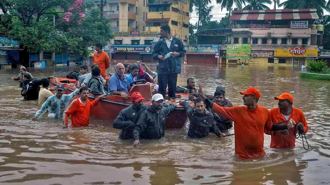 Floods ravage Kolhapur, Sangli in Maharashtra; over 1.32 lakh shifted to  safer places, road connectivity hit-India News , Firstpost