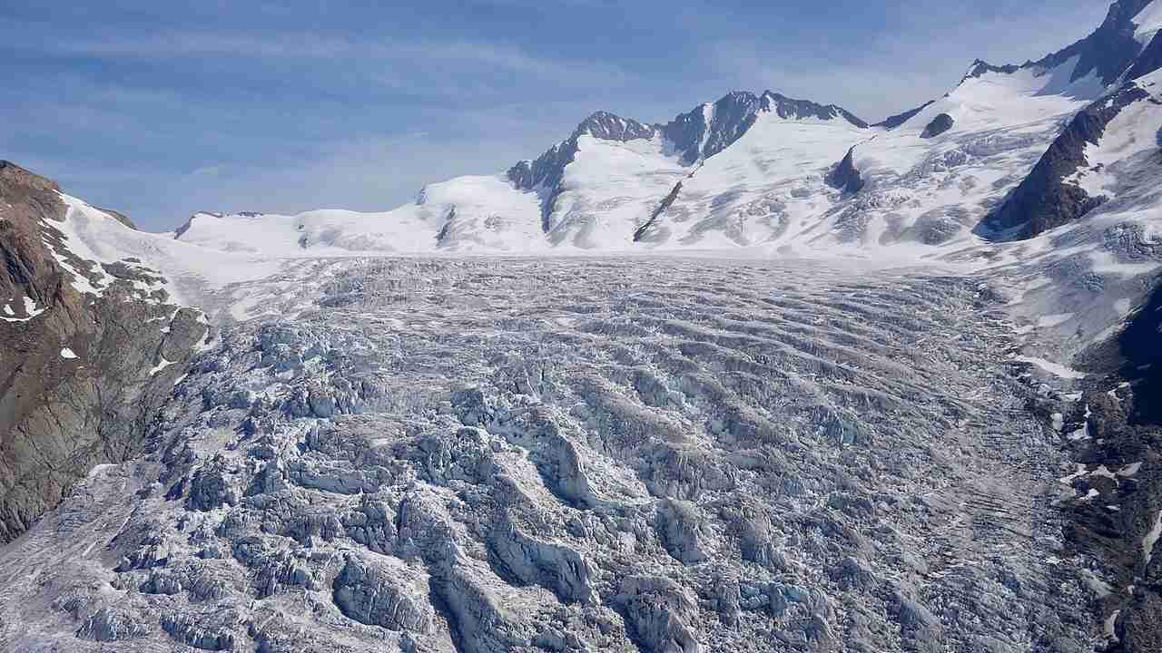 Climate change causes Canada's last remaining 4,000-y..d Milne Ice Shelf to break apart into iceberg islands - Firstpost