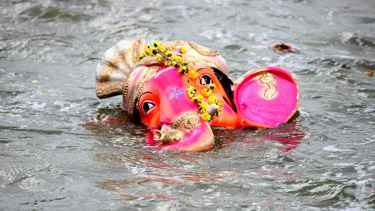 A ganpati idol immersed in the sea. Image credit: Wikimedia commons