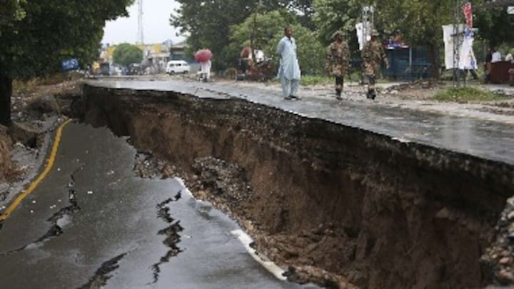 Toll rises to 30, over 370 wounded in PoK after earthquake of 5.8-magnitude jolts north-eastern Pakistan