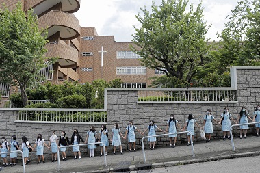 Hong Kong students form human chains to call on government to meet protesters' demands two days after Carrie Lam withdraws extradition bill Hong Kong students form human chains to call on government to meet protesters' demands two days after Carrie Lam withdraws extradition bill