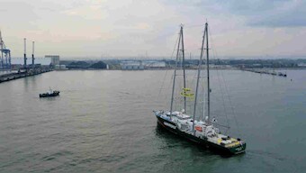 Greenpeace 'Rainbow Warrior' ship stops coal cargo from being offloaded in Poland