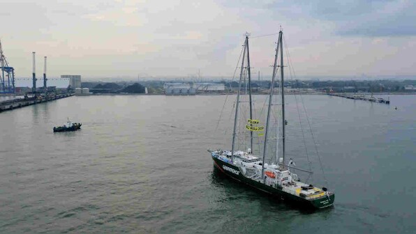 Greenpeace 'Rainbow Warrior' ship stops coal cargo from being offloaded in Poland