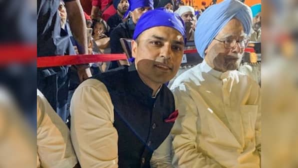 Gurbaksh Chahal honoured by DSGMC, shares the moment with former PM Manmohan Singh