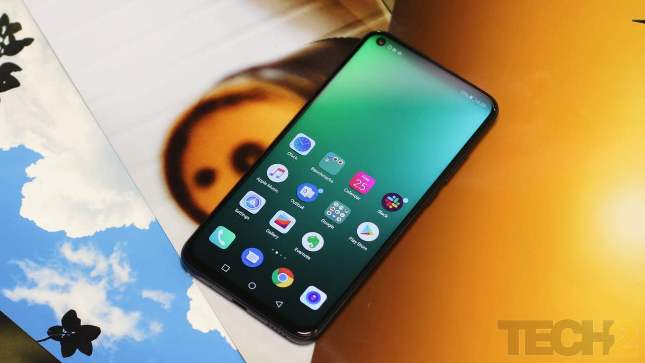 Honor View 20 features an FHD+ 6.4-inch LCD with an unusually tall ratio of 19.25:9. 