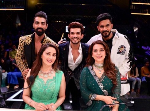 Juhi Chawla appears as guest judge for semi finals of Madhuri Dixit's reality show, Dance Deewane Juhi Chawla appears as guest judge for semi finals of Madhuri Dixit's reality show, Dance Deewane