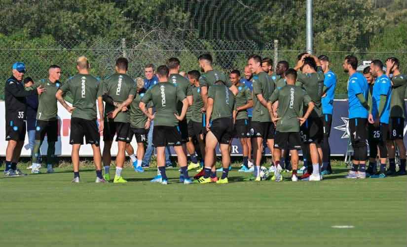 Napoli’s head coach Carlo Ancelotti (L) speaks to his players during a training session at SSC Napoli training Center in Castel Volturno, near Naples on September 16, 2019, on the eve of the UEFA Champions League Group E football match Napoli vs Liverpool. AFP