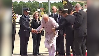 'Howdy, Modi' event: Narendra Modi picks up fallen flowers during welcoming ceremony, wins admiration of Twitterati