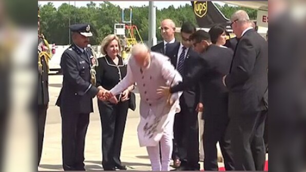 'Howdy, Modi' event: Narendra Modi picks up fallen flowers during welcoming ceremony, wins admiration of Twitterati
