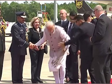 'Howdy, Modi' event: Narendra Modi picks up fallen flowers during welcoming ceremony, wins admiration of Twitterati 'Howdy, Modi' event: Narendra Modi picks up fallen flowers during welcoming ceremony, wins admiration of Twitterati