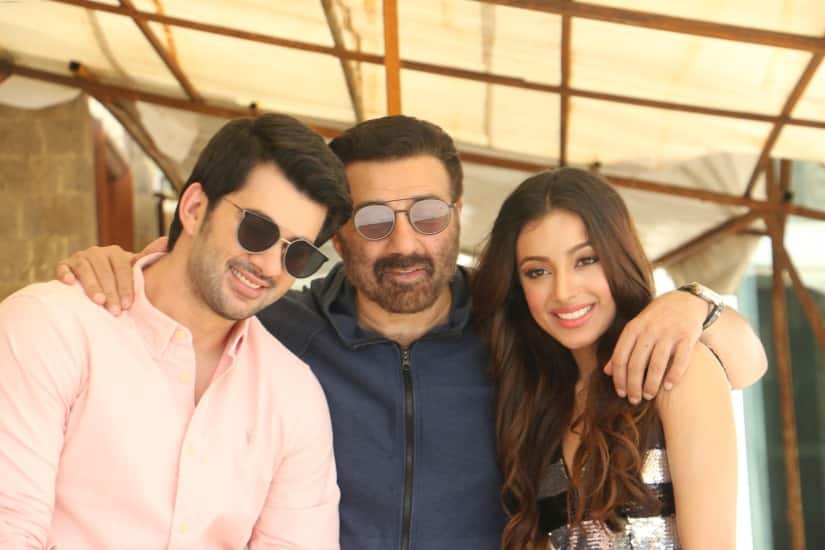 Karan Deol, Sunny Deol and Sahher Bambba during Pal Pal Dil Ke Paas promotions