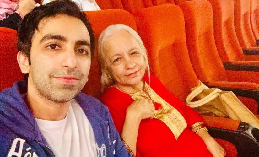 Pankaj Advani with mother in a cinema theater. @PankajAdvani247