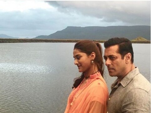 Dabangg 3: Salman Khan shares first look of debutante Saiee Manjrekar from film's set Dabangg 3: Salman Khan shares first look of debutante Saiee Manjrekar from film's set