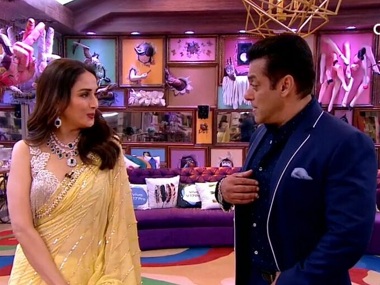 Bigg Boss 13: Madhuri Dixit joins Salman Khan on tour of the house, grooves to 'Didi Tera Devar Deewana' Bigg Boss 13: Madhuri Dixit joins Salman Khan on tour of the house, grooves to 'Didi Tera Devar Deewana'
