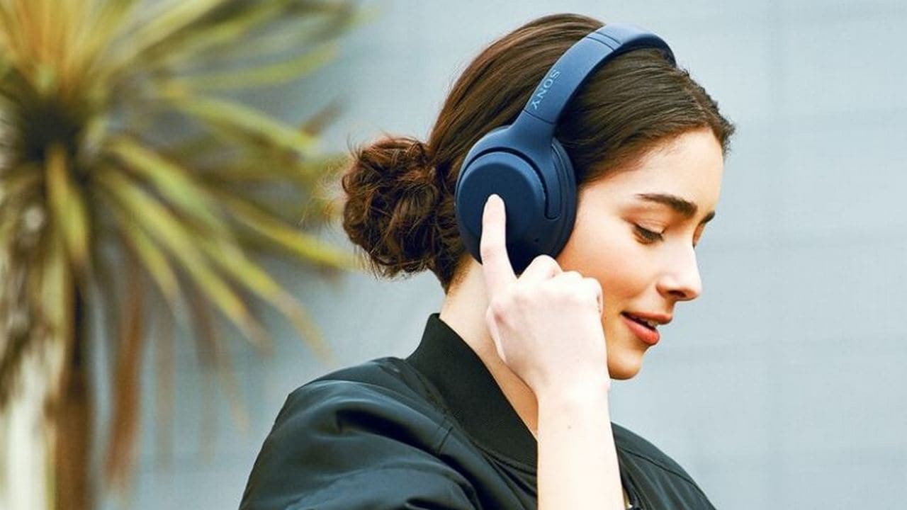 Sony XB900N lets you use gestures on the ear-cups to raise/reduce volume, change tracks. Image: Sony