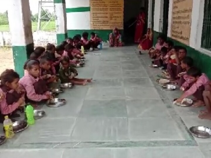 UP journos protest FIR against colleague for exposing substandard mid-day meal; will examine plaint, says govt