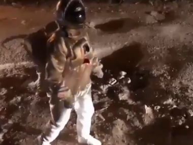Man in spacesuit 'moonwalks' on crater-like potholes in Bengaluru; video goes viral on social media, Twitterati slams BBMP Man in spacesuit 'moonwalks' on crater-like potholes in Bengaluru; video goes viral on social media, Twitterati slams BBMP