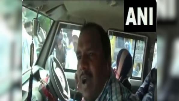 Locals in Bihar's Muzzafarpur confront policeman for not wearing seat belt, demand imposition of fine as per amended Motor Vehicles Act