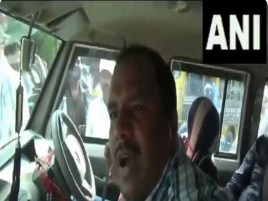 Locals in Bihar's Muzzafarpur confront policeman for not wearing seat belt, demand imposition of fine as per amended Motor Vehicles Act Locals in Bihar's Muzzafarpur confront policeman for not wearing seat belt, demand imposition of fine as per amended Motor Vehicles Act