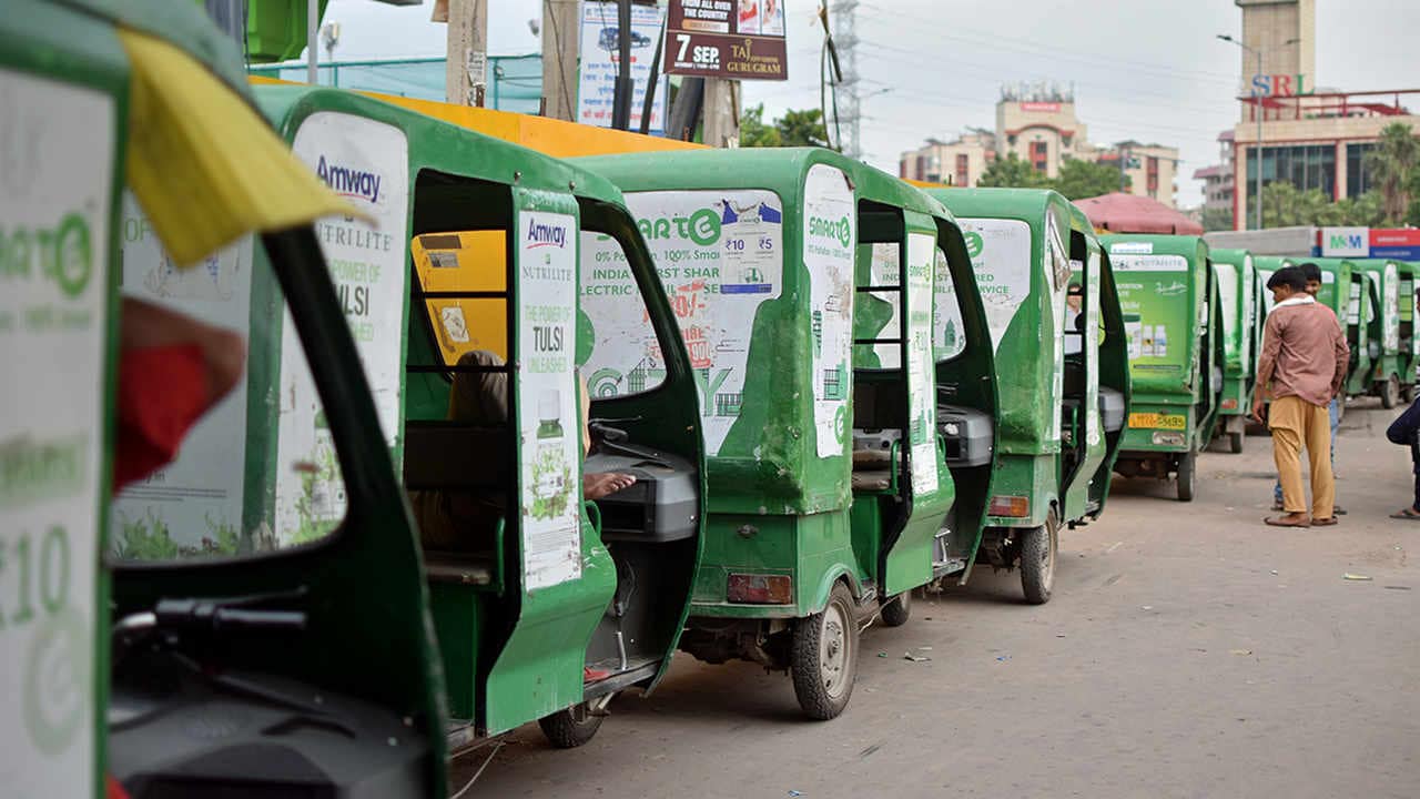 A fleet of electric rickshaws in Delhi. image credit: Arnold Joyce.
