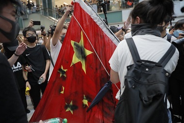 Hong Kong protesters trample Chinese flag, vandalise subway stations, set street fires as latest demonstrations take violent turn Hong Kong protesters trample Chinese flag, vandalise subway stations, set street fires as latest demonstrations take violent turn