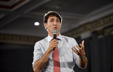 Justin Trudeau publicly apologises as decades-old images of PM in blackface makeup surface online, says behaviour was 'absolutely unacceptable' Justin Trudeau publicly apologises as decades-old images of PM in blackface makeup surface online, says behaviour was 'absolutely unacceptable'