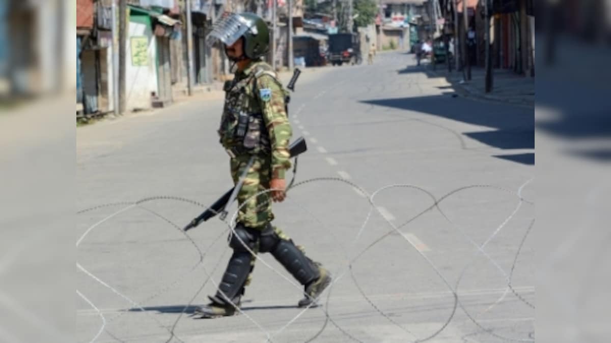 Kashmir after Article 370: Authorities gradually lift restrictions in Kashmir; Srinagar witnesses increase in private transport, but schools remain closed