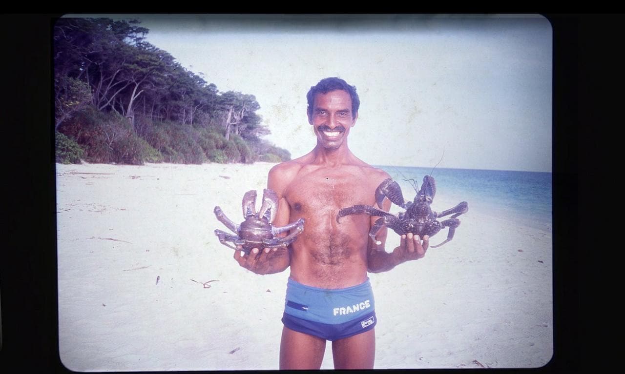 Satish Bhaskar holding crabs. Image credit: Saw Pau-Ung