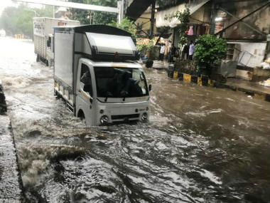 IMD predicts heavy rainfall over Gujarat, West Madhya Pradesh; strong winds likely over west-central, south-west Arabian Sea IMD predicts heavy rainfall over Gujarat, West Madhya Pradesh; strong winds likely over west-central, south-west Arabian Sea