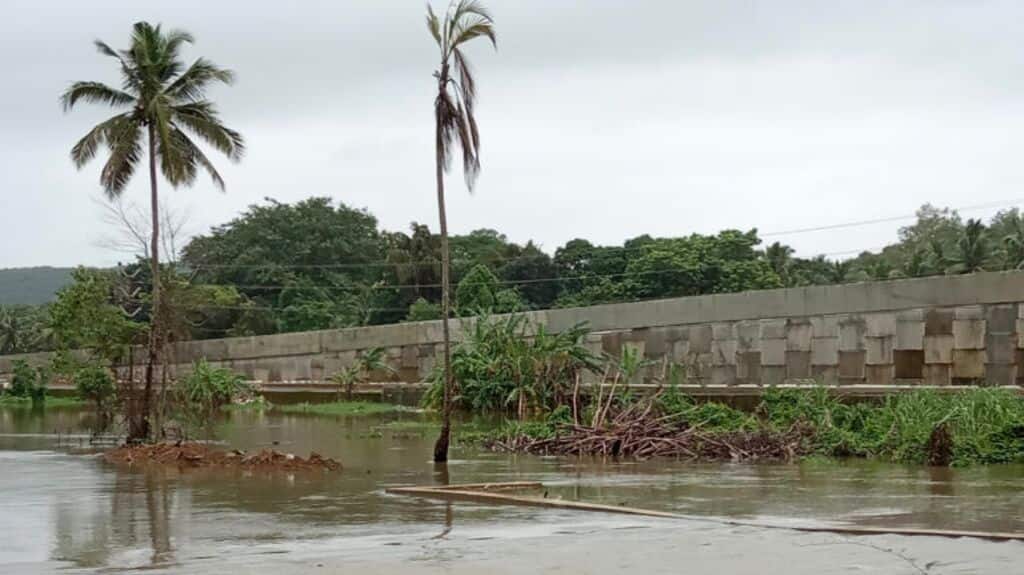 Margao Western Express Bypass embankment near Rumdem lake, Nuvem blocks water flow. Photo by Pamela D’Mello.