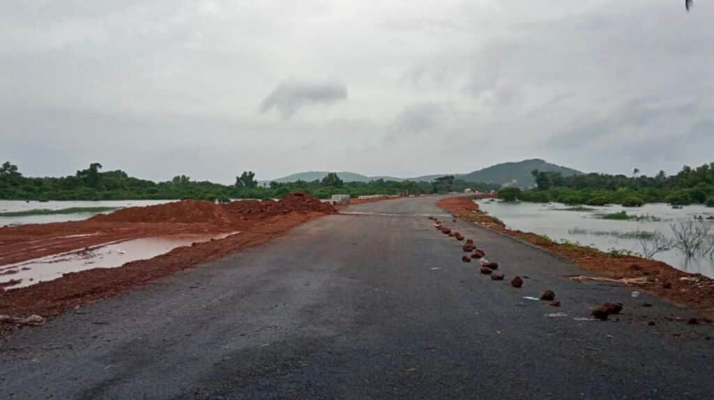 The Margao Western Express Bypass construction site flanked on both sides by floodwaters of River Sal and its tributaries. Photo by Pamela D’Mello.