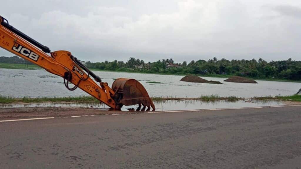 Ongoing work of the Margao Western Express Bypass in River Sal’s floodplains. The construction work flooded many low-lying areas. Photo by Pamela D’Mello.