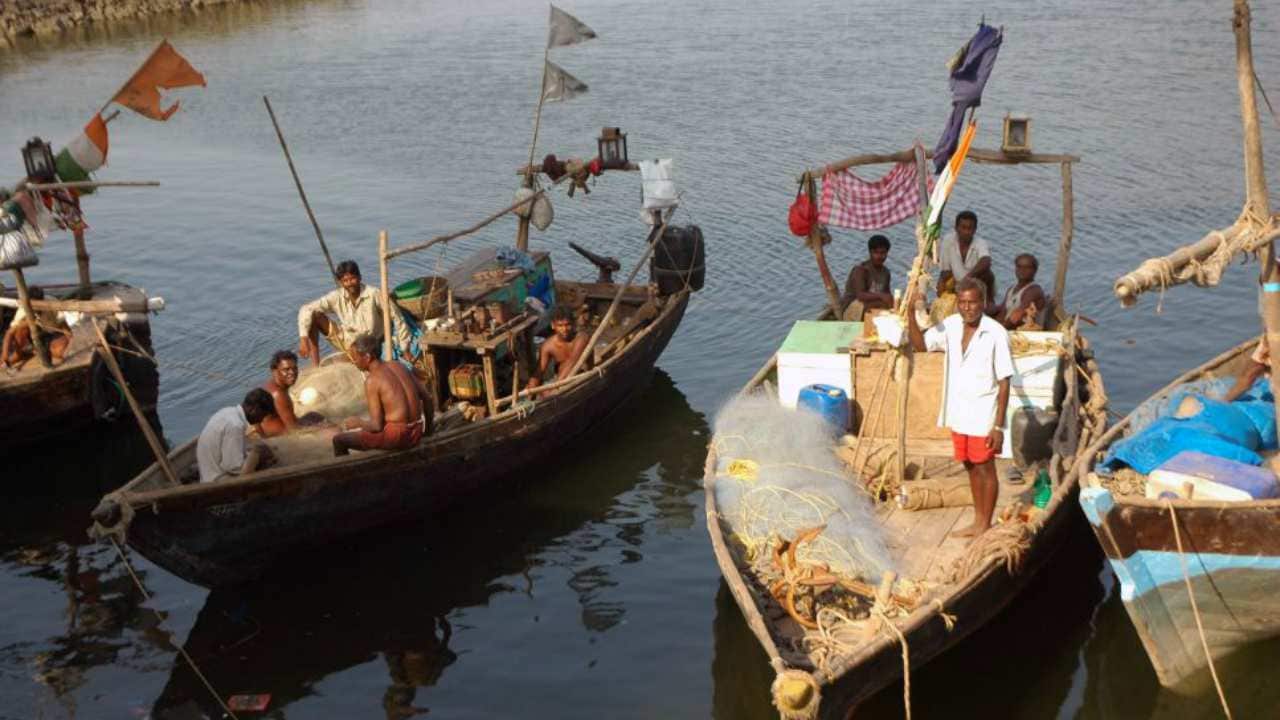 Fishermen in Maharastra. image credit: Vivek Joshi, Wikimedia Commons