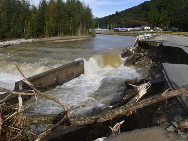 Typhoon Hagibis: Ten dead, three missing in Japan as torrential rains, mudslides hit eastern part of country Typhoon Hagibis: Ten dead, three missing in Japan as torrential rains, mudslides hit eastern part of country