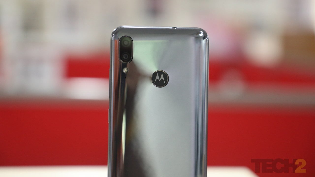 Moto E6S Mirror Grey colour variant is highly prone to fingerprint smudges which makes it look ugly. 