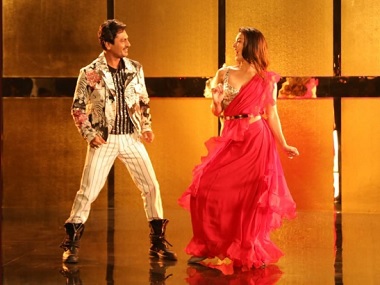 Motichoor Chaknachoor song Battiyan Bujhaado: Nawazuddin Siddiqui, Sunny Leone match steps in this fun track Motichoor Chaknachoor song Battiyan Bujhaado: Nawazuddin Siddiqui, Sunny Leone match steps in this fun track