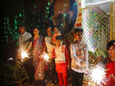 Delhi's air quality dips to 'very poor' on Diwali after revellers continue to defy SC-enforced two-hour limit for bursting crackers Delhi's air quality dips to 'very poor' on Diwali after revellers continue to defy SC-enforced two-hour limit for bursting crackers