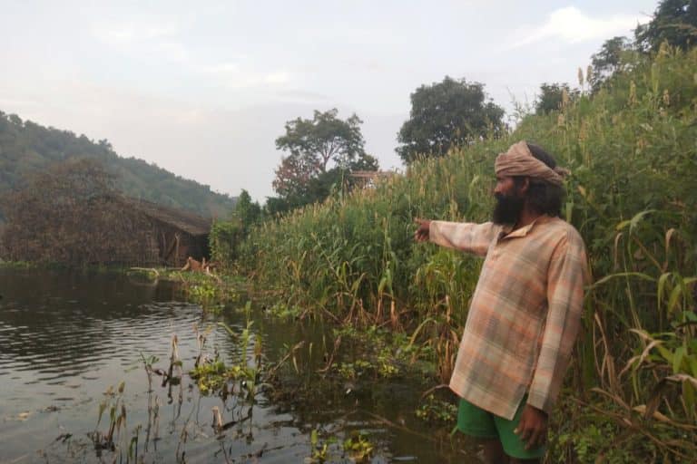 Thobadya Singa of Mukhadi village showing his collapsed house. Image credit: Kanchan Srivastava.