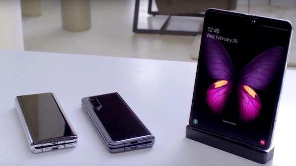 Samsung Galaxy Fold user reports that company logo on the hinge is peeling off
