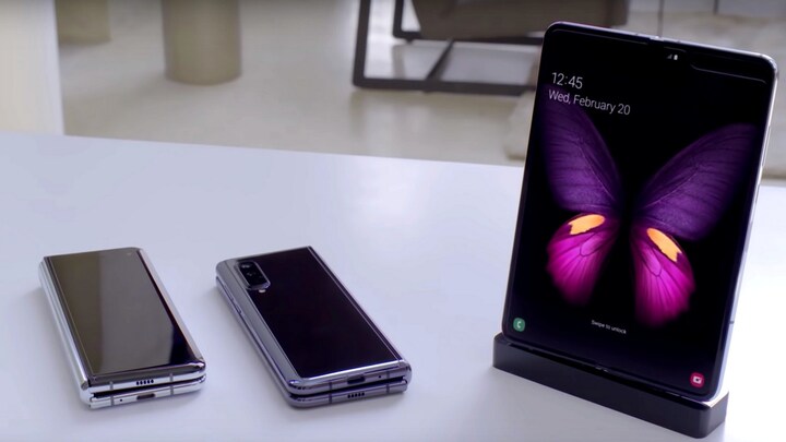 Samsung Galaxy Fold user reports that company logo on the hinge is peeling off