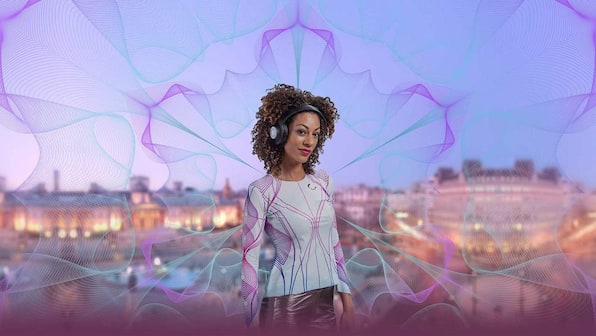 High-tech jacket, Sound Shirt, allows deaf people to feel the music in their body