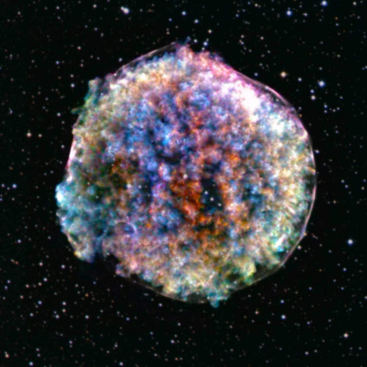 X-ray images of Tycho’s supernova remnant (Tycho’s SNR) show a pattern of bright clumps and fainter holes. Image: NASA/Chandra