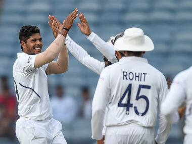 India’s Umesh Yadav (L) celebrates with teammates after dismissing South Africa’s Dean Elgar on the second day of the second Test cricket match between India and South Africa at the Maharashtra Cricket Association Stadium in Pune on October 11, 2019. (Photo by PUNIT PARANJPE / AFP) / IMAGE RESTRICTED TO EDITORIAL USE - STRICTLY NO COMMERCIAL USE