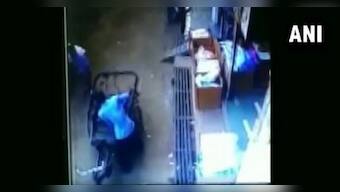Three-yr-old unhurt after 35-foot fall from building onto rickshaw in Madhya Pradesh's Tikamgarh