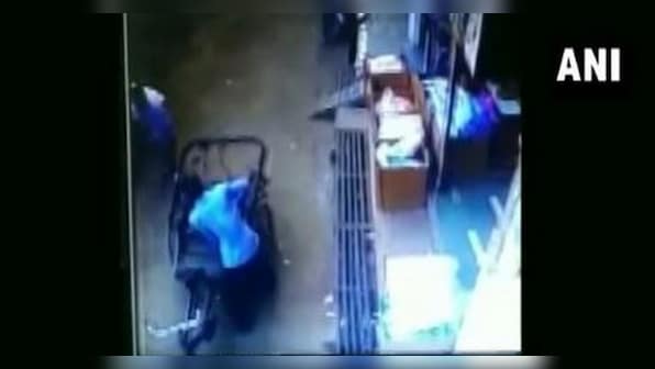 Three-yr-old unhurt after 35-foot fall from building onto rickshaw in Madhya Pradesh's Tikamgarh