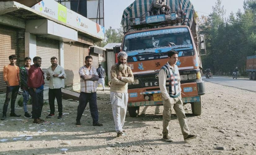 Non-local truck drivers parked their vehicles along the main road near an army camp in Pulwama. Firstpost/Quratulain Rehbar