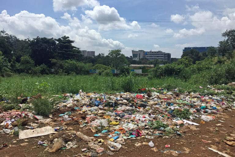 Garbage scattered near a housing settlement in Mumbai. The region tops the list of metros in terms of solid waste generated every day. image credit: Kartik Chandramouli/Mongabay.