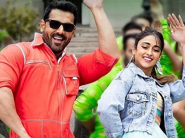 Pagalpanti song Tum Par Hum Hai Atke: John Abraham, Illeana D'cruz groove to rehash of Salman-Kajol's 1998 track Pagalpanti song Tum Par Hum Hai Atke: John Abraham, Illeana D'cruz groove to rehash of Salman-Kajol's 1998 track